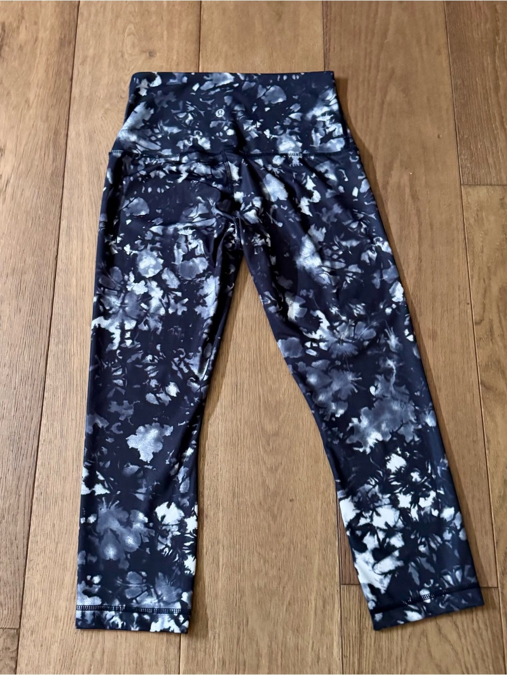 Lululemon women’s crop Black & White Tie-Dye Leggings
